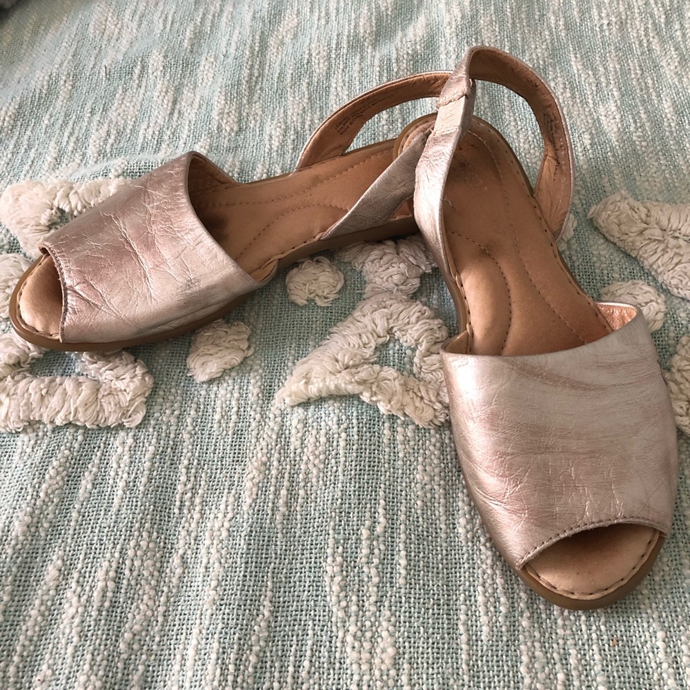 Born Women's Sandals in Metallic Rose Gold